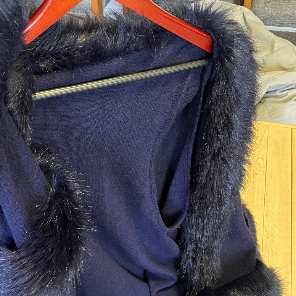 Chic Blue Faux Fur Trim Cape - Picture 3 of 4